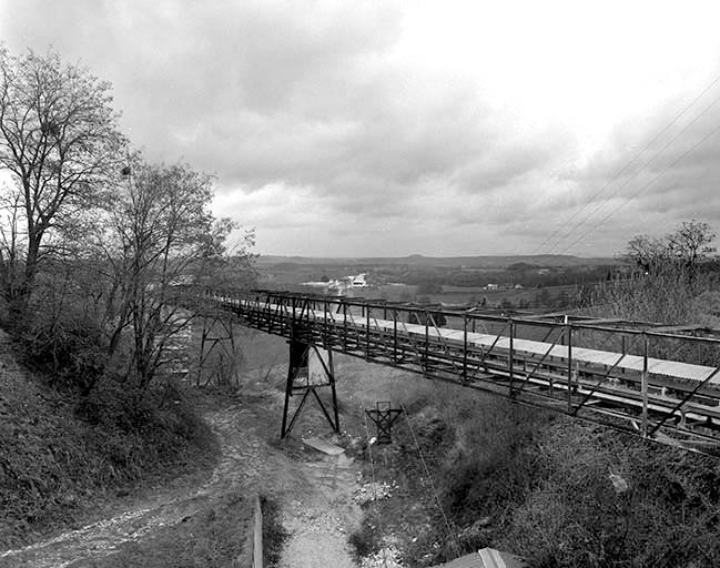 La plâtrière depuis l'atelier de distribution et de concassage de la carrière. Au premier plan : un convoyeur à bandes. © Yves Sancey / Région Bourgogne-Franche-Comté, Inventaire du patrimoine - 1997