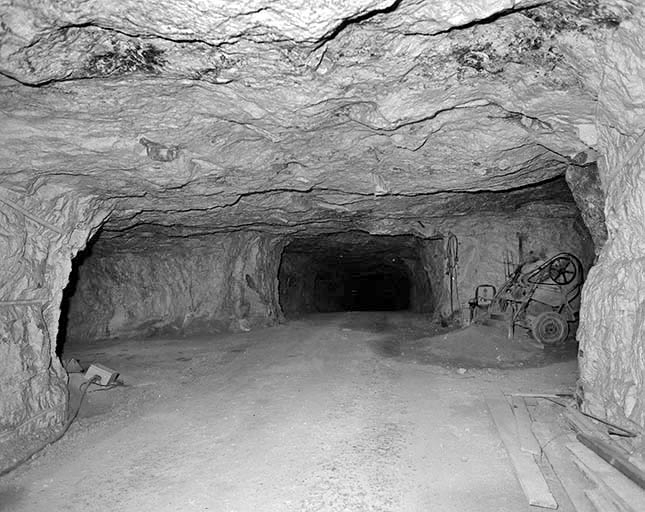 Galerie d'accès et vaisseaux transversaux. © Yves Sancey / Région Bourgogne-Franche-Comté, Inventaire du patrimoine - 1997