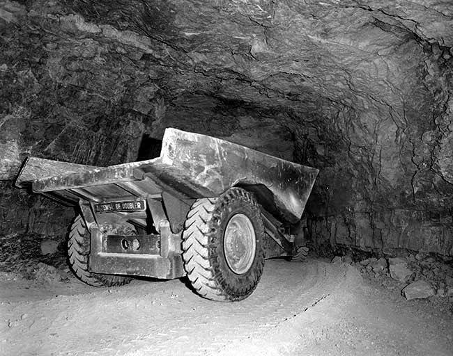Carrière souterraine : descente d'un camion minier vers le front de taille. © Yves Sancey / Région Bourgogne-Franche-Comté, Inventaire du patrimoine - 1997