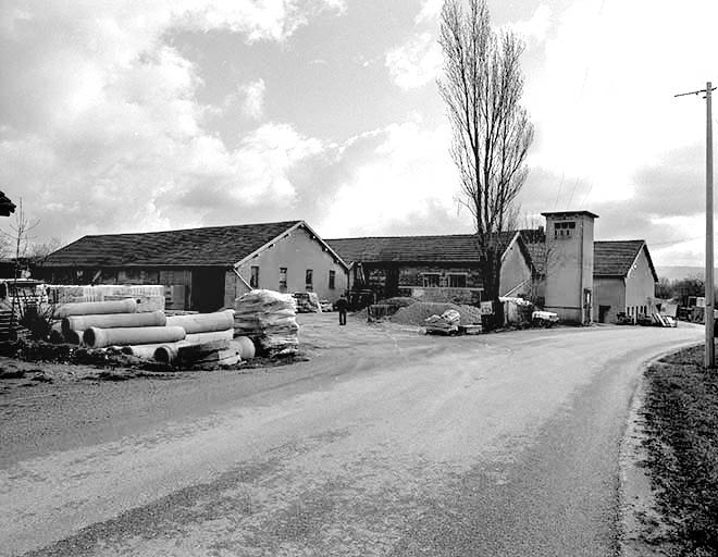 Le bâtiment des fours et les ateliers de fabrication depuis la route. © Yves Sancey / Région Bourgogne-Franche-Comté, Inventaire du patrimoine - 1997