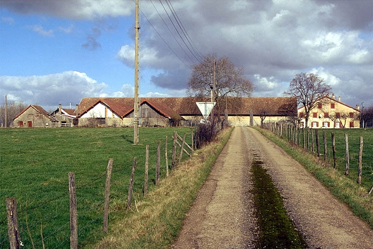 Vue d'ensemble depuis le sud. © Yves Sancey / Région Bourgogne-Franche-Comté, Inventaire du patrimoine - 1997 Vue d'ensemble depuis le sud. © Yves Sancey / Région Bourgogne-Franche-Comté, Inventaire du patrimoine - 1997