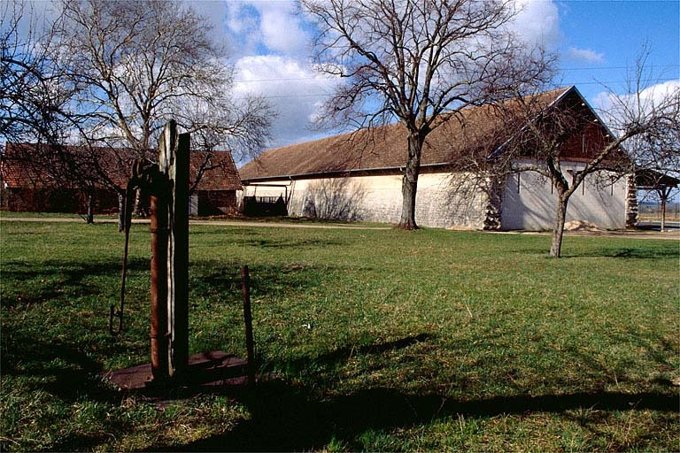 Magasin industriel vu de trois quarts arrière. © Yves Sancey / Région Bourgogne-Franche-Comté, Inventaire du patrimoine - 1997 Magasin industriel vu de trois quarts arrière. © Yves Sancey / Région Bourgogne-Franche-Comté, Inventaire du patrimoine - 1997