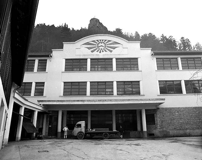 Atelier de fabrication : fronton de la façade. © Yves Sancey / Région Bourgogne-Franche-Comté, Inventaire du patrimoine - 1997