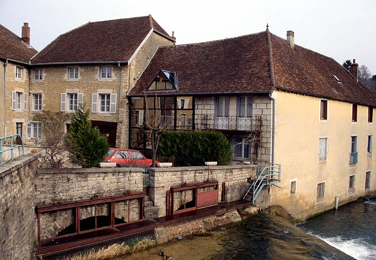 Prises d'eau de l'ancien moulin et atelier de fabrication depuis le pont. © Jérôme Mongreville / Région Bourgogne-Franche-Comté, Inventaire du patrimoine - 1997