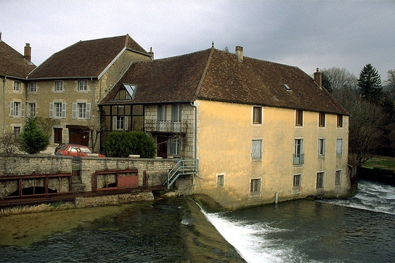 Vue d'ensemble depuis le sud-ouest. © Jérôme Mongreville / Région Bourgogne-Franche-Comté, Inventaire du patrimoine - 1997 Vue d'ensemble depuis le sud-ouest. © Jérôme Mongreville / Région Bourgogne-Franche-Comté, Inventaire du patrimoine - 1997