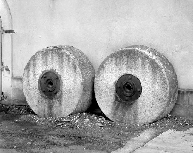 Meules d'écrasement déposées. © Jérôme Mongreville / Région Bourgogne-Franche-Comté, Inventaire du patrimoine - 1997