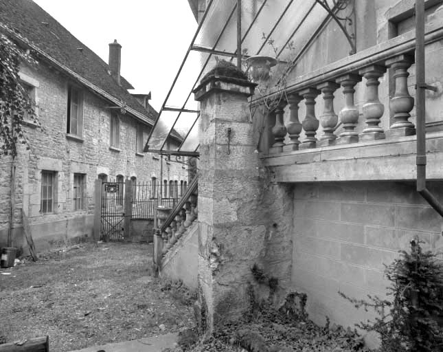 Façade postérieure des logements ouvriers et escalier du logement patronal. © Jérôme Mongreville / Région Bourgogne-Franche-Comté, Inventaire du patrimoine - 1997