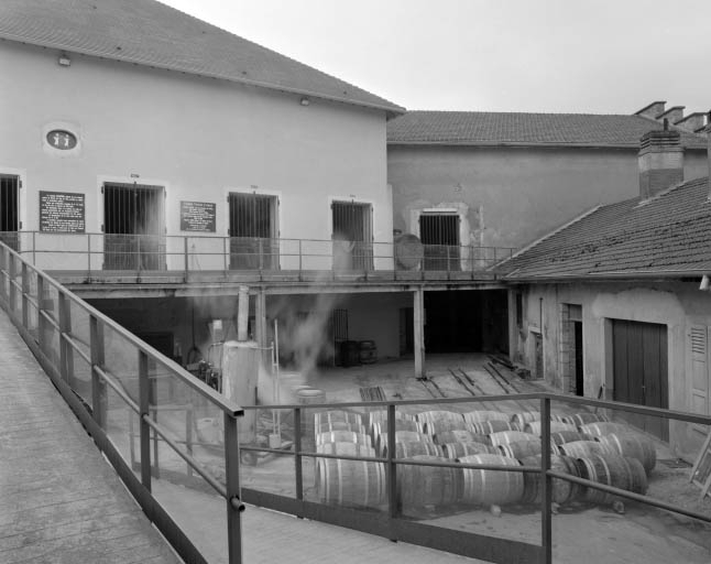 Au centre de la cour : fûts de vieillissement du vin jaune. © Yves Sancey / Région Bourgogne-Franche-Comté, Inventaire du patrimoine - 1997