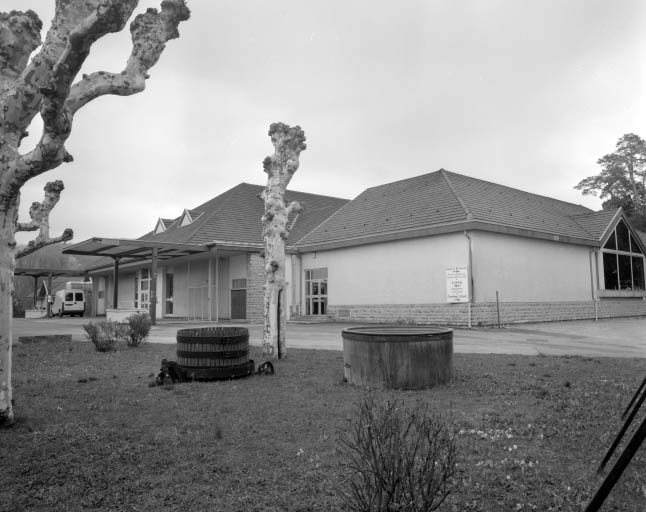 Les nouveaux chais depuis l'entrée. © Yves Sancey / Région Bourgogne-Franche-Comté, Inventaire du patrimoine - 1997