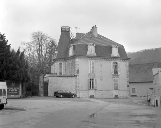 Façade latérale du château Béthanie. © Yves Sancey / Région Bourgogne-Franche-Comté, Inventaire du patrimoine - 1997