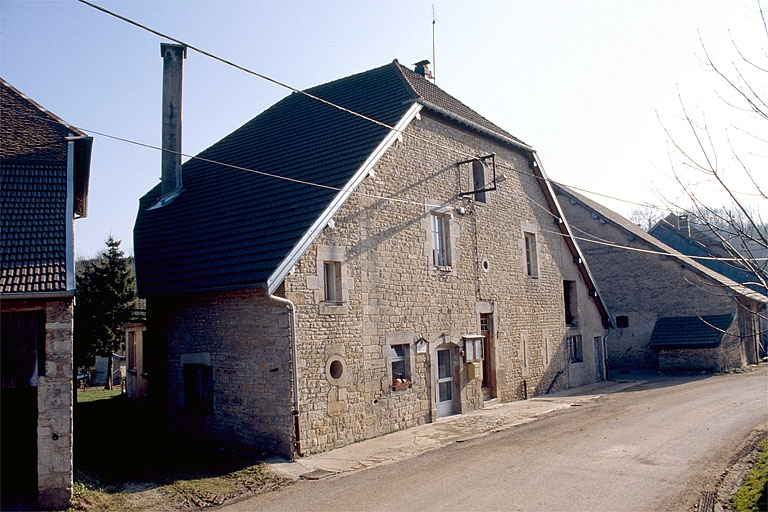 Vue de trois quarts gauche. © Yves Sancey / Région Bourgogne-Franche-Comté, Inventaire du patrimoine - 1997