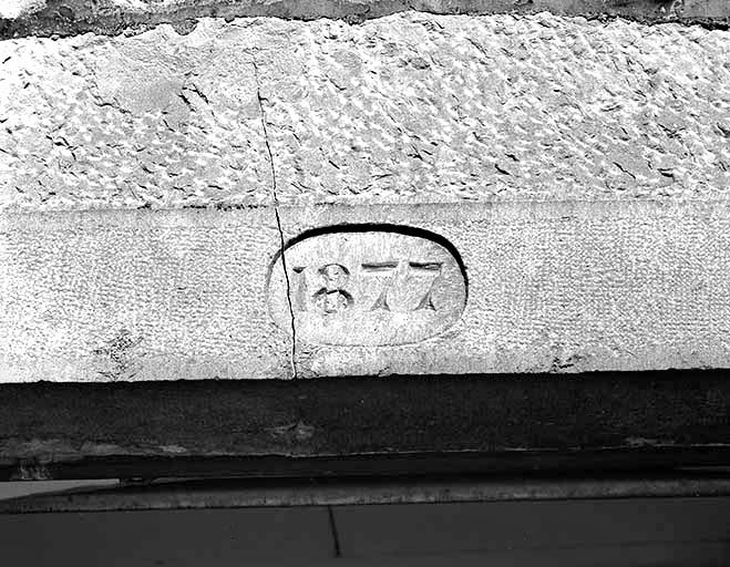 Détail du linteau de la porte d'entrée. © Yves Sancey / Région Bourgogne-Franche-Comté, Inventaire du patrimoine - 1997