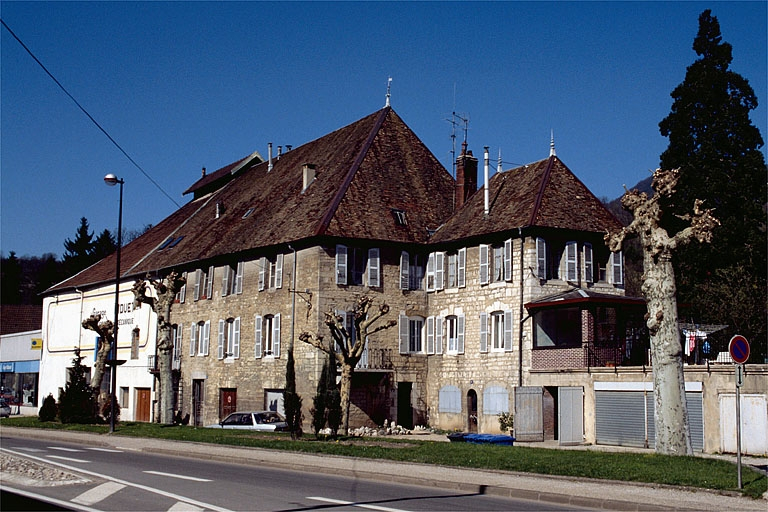 Vue d'ensemble depuis le sud-est. © Yves Sancey / Région Bourgogne-Franche-Comté, Inventaire du patrimoine - 1997