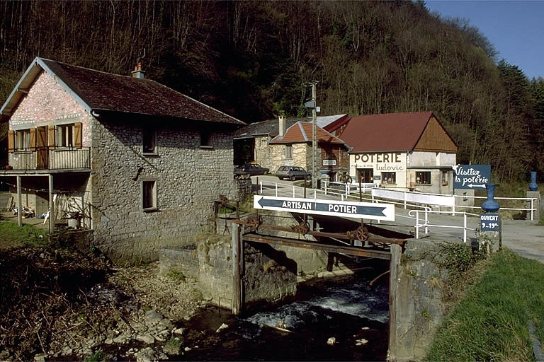 Vue d'ensemble depuis l'est. © Yves Sancey / Région Bourgogne-Franche-Comté, Inventaire du patrimoine - 1997