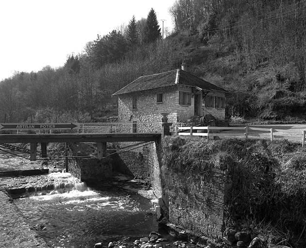 Aménagements hydrauliques sur la rivière et logement. © Yves Sancey / Région Bourgogne-Franche-Comté, Inventaire du patrimoine - 1997