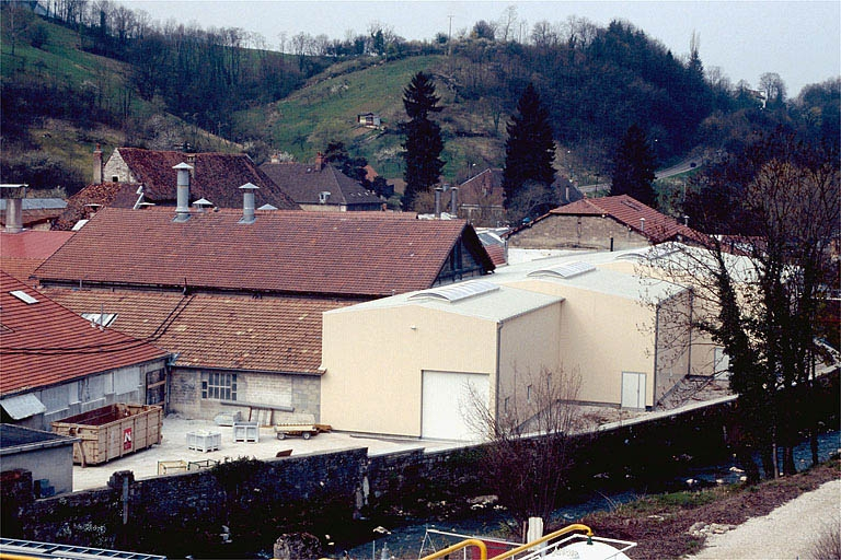 Ateliers de fabrication depuis le nord-est. Atelier de coulage à gauche et atelier de préparation des émaux à droite. © Yves Sancey / Région Bourgogne-Franche-Comté, Inventaire du patrimoine - 1997