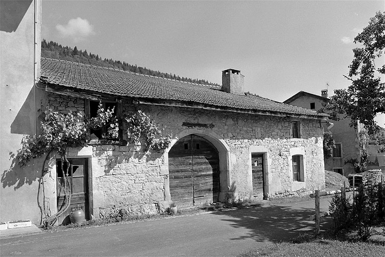 Ferme à trois travées : étable, grange, logis. © Jérôme Mongreville / Région Bourgogne-Franche-Comté, Inventaire du patrimoine - 1997 Ferme à trois travées : étable, grange, logis. © Jérôme Mongreville / Région Bourgogne-Franche-Comté, Inventaire du patrimoine - 1997