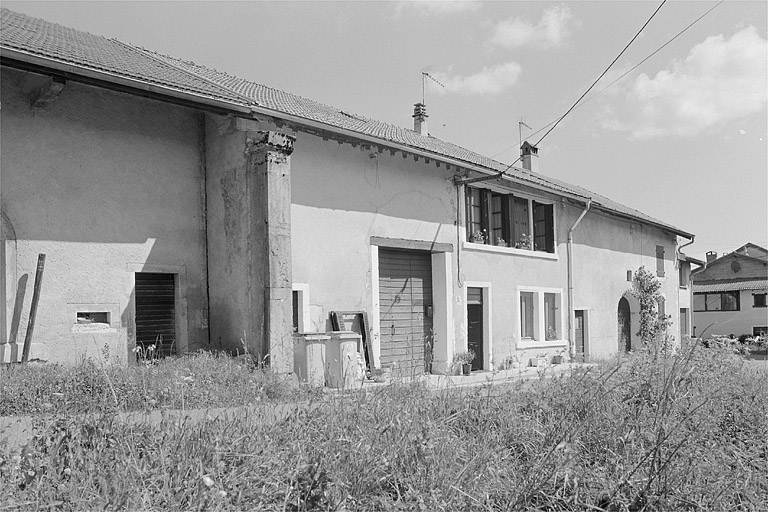 Atelier de lunetier installé à l'étage d'une ferme, route de la gare. © Jérôme Mongreville / Région Bourgogne-Franche-Comté, Inventaire du patrimoine - 1997 Atelier de lunetier installé à l'étage d'une ferme, route de la gare. © Jérôme Mongreville / Région Bourgogne-Franche-Comté, Inventaire du patrimoine - 1997