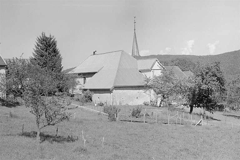 Façade postérieure et face gauche vues de trois quarts. © Jérôme Mongreville / Région Bourgogne-Franche-Comté, Inventaire du patrimoine - 1997