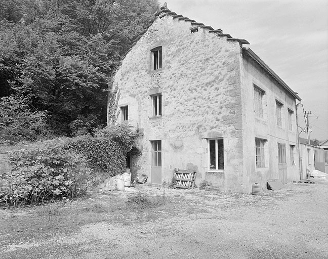 Façade antérieure et face gauche du moulin. © Jérôme Mongreville / Région Bourgogne-Franche-Comté, Inventaire du patrimoine - 1997