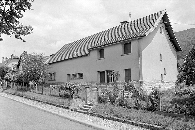 Vue de trois quarts de la façade postérieure et de la face gauche. © Jérôme Mongreville / Région Bourgogne-Franche-Comté, Inventaire du patrimoine - 1997