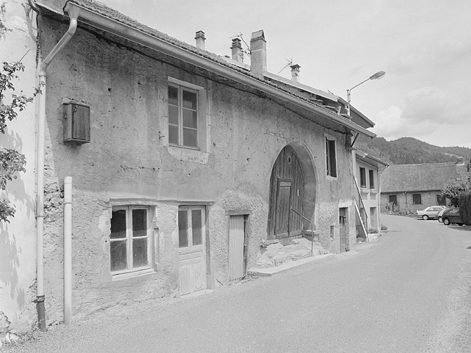 Façade sur rue d'une ferme du hameau de Marignat. © Jérôme Mongreville / Région Bourgogne-Franche-Comté, Inventaire du patrimoine - 1997