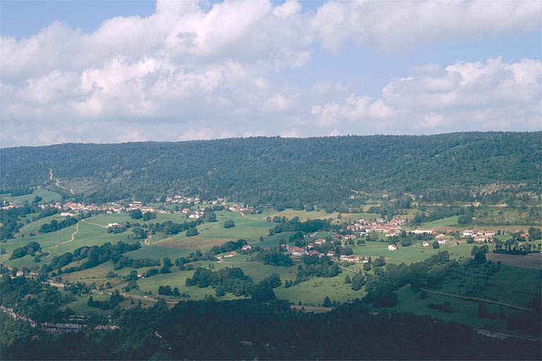 Vue éloignée des villages de la Rixouse et Villard-sur-Bienne. © Jérôme Mongreville / Région Bourgogne-Franche-Comté, Inventaire du patrimoine - 1997