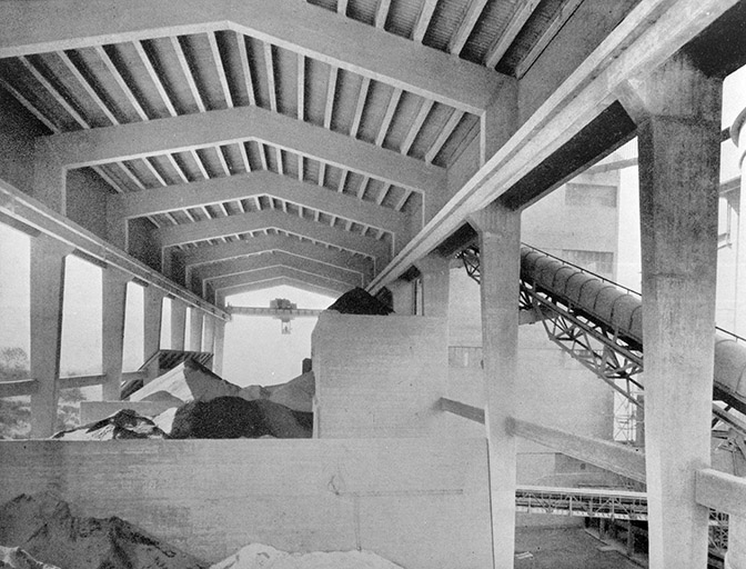 Hall de stockage et de manutention. © Jérôme  Mongreville (reproduction) / Région Bourgogne-Franche-Comté, Inventaire du patrimoine - 1997