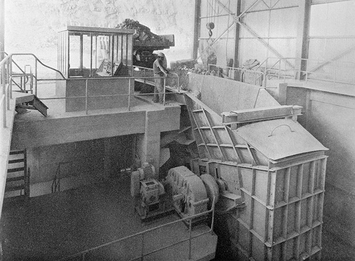 Poste de concassage en carrière avec évacuation sur l'usine par bande transporteuse. © Jérôme  Mongreville (reproduction) / Région Bourgogne-Franche-Comté, Inventaire du patrimoine - 1997