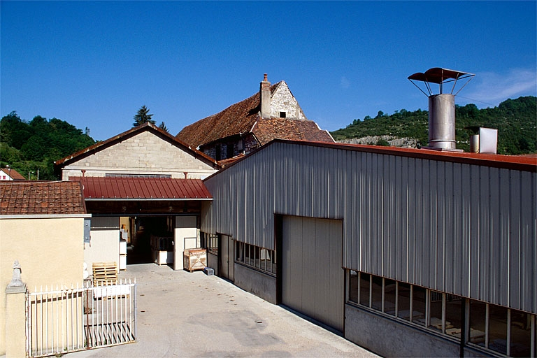 Vue sur la cour depuis les bureaux. A droite : le bâtiment du four industriel. © Yves Sancey / Région Bourgogne-Franche-Comté, Inventaire du patrimoine - 1997