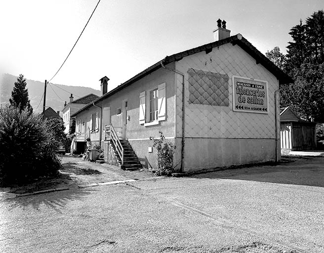 Logement ouvrier : façade antérieure vue de trois quarts. © Yves Sancey / Région Bourgogne-Franche-Comté, Inventaire du patrimoine - 1997