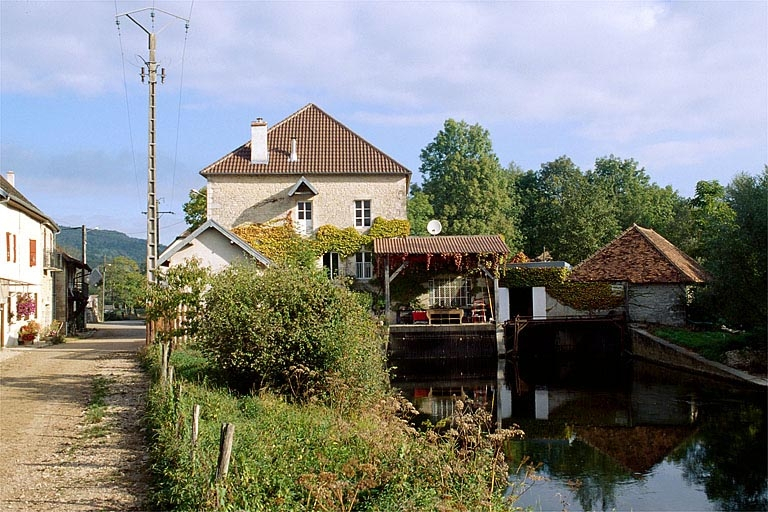 Vue d'ensemble depuis le sud. © Yves Sancey / Région Bourgogne-Franche-Comté, Inventaire du patrimoine - 1997 Vue d'ensemble depuis le sud. © Yves Sancey / Région Bourgogne-Franche-Comté, Inventaire du patrimoine - 1997