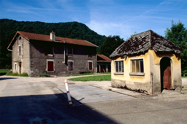 Logement d'ouvriers et pont bascule. © Jérôme Mongreville / Région Bourgogne-Franche-Comté, Inventaire du patrimoine - 1997