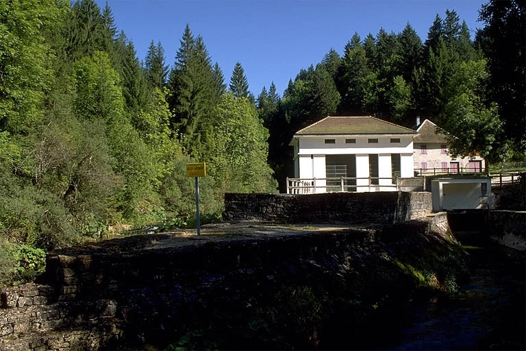La centrale hydroélectrique depuis le canal de fuite. © Yves Sancey / Région Bourgogne-Franche-Comté, Inventaire du patrimoine - 1997