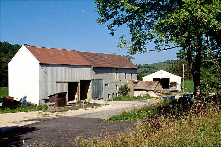 Façade postérieure de trois quarts arrière. © Yves Sancey / Région Bourgogne-Franche-Comté, Inventaire du patrimoine - 1997