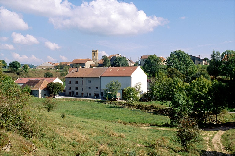 Vue d'ensemble depuis le sud-ouest. © Yves Sancey / Région Bourgogne-Franche-Comté, Inventaire du patrimoine - 1997