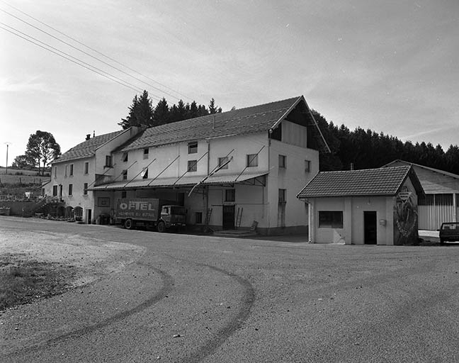 Logement, atelier de fabrication et silos depuis le nord-est. © Yves Sancey / Région Bourgogne-Franche-Comté, Inventaire du patrimoine - 1997