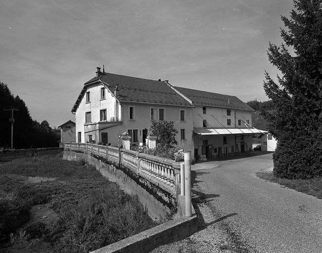 Bassin de retenue (hors eau), logement et atelier de fabrication. © Yves Sancey / Région Bourgogne-Franche-Comté, Inventaire du patrimoine - 1997