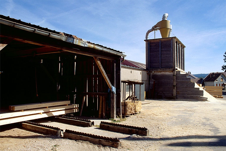 Atelier de fabrication (sciage) et silo à sciure. © Yves Sancey / Région Bourgogne-Franche-Comté, Inventaire du patrimoine - 1997