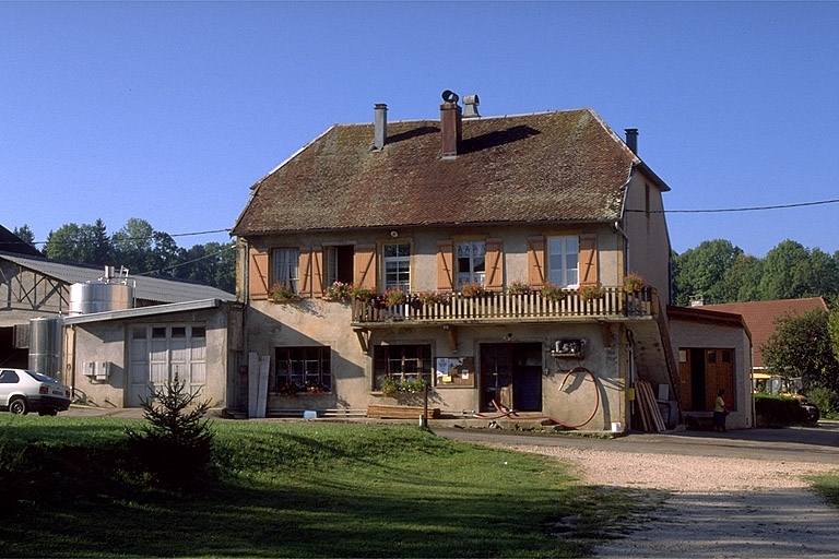 Vue d'ensemble depuis l'est. © Yves Sancey / Région Bourgogne-Franche-Comté, Inventaire du patrimoine - 1997