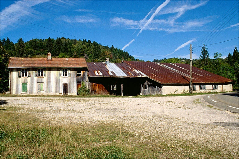 Vue d'ensemble depuis le sud-est. © Yves Sancey / Région Bourgogne-Franche-Comté, Inventaire du patrimoine - 1997