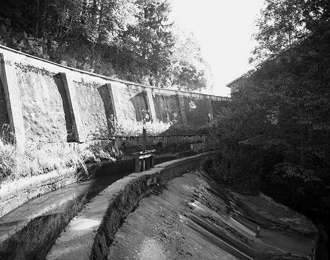 Canal d'amenée et déversoir du barrage. © Yves Sancey / Région Bourgogne-Franche-Comté, Inventaire du patrimoine - 1997