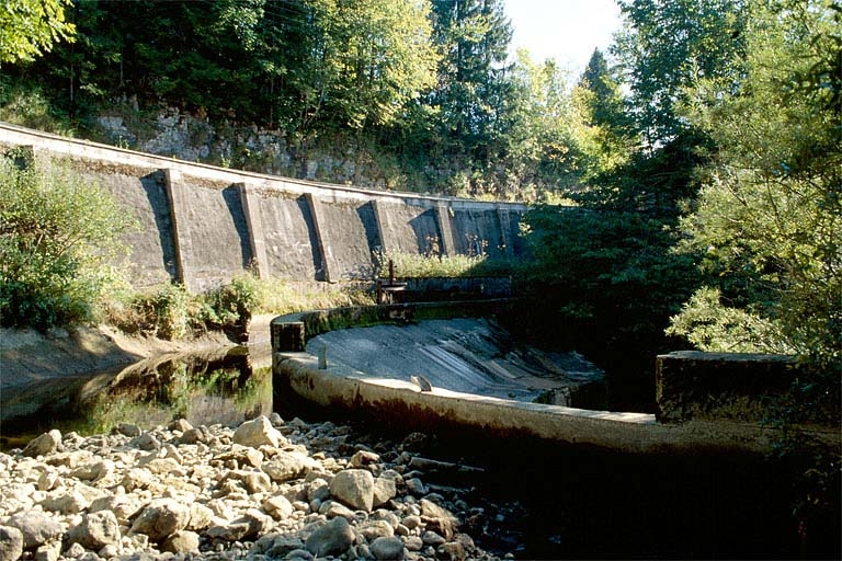 Canal d'amenée et déversoir du barrage. © Yves Sancey / Région Bourgogne-Franche-Comté, Inventaire du patrimoine - 1997