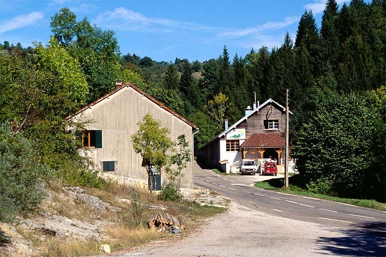 Vue d'ensemble depuis le sud-ouest. © Yves Sancey / Région Bourgogne-Franche-Comté, Inventaire du patrimoine - 1997
