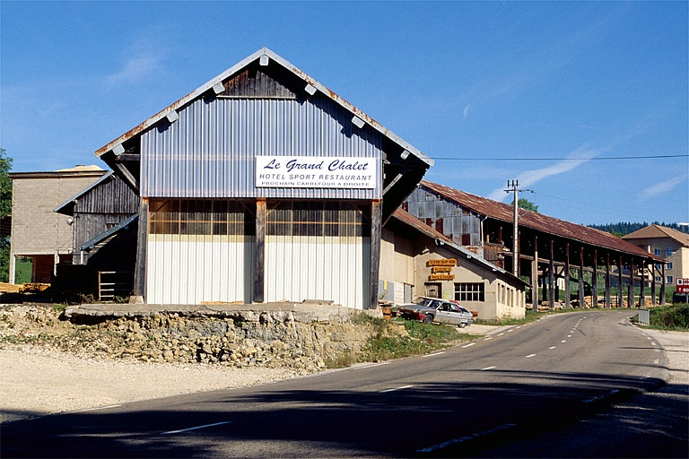 Au premier plan, l'ancienne parqueterie. © Yves Sancey / Région Bourgogne-Franche-Comté, Inventaire du patrimoine - 1997 Au premier plan, l'ancienne parqueterie. © Yves Sancey / Région Bourgogne-Franche-Comté, Inventaire du patrimoine - 1997