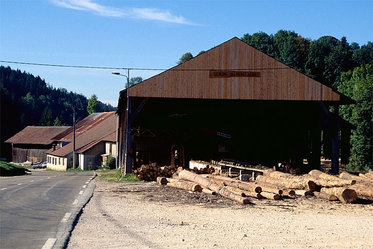 Le parc à grumes couvert. © Yves Sancey / Région Bourgogne-Franche-Comté, Inventaire du patrimoine - 1997 Le parc à grumes couvert. © Yves Sancey / Région Bourgogne-Franche-Comté, Inventaire du patrimoine - 1997