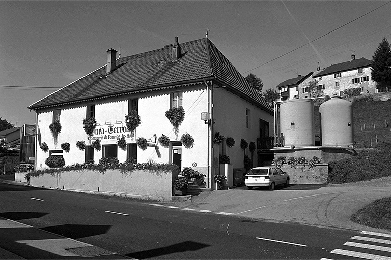 Vue d'ensemble depuis le sud-est. © Yves Sancey / Région Bourgogne-Franche-Comté, Inventaire du patrimoine - 1997