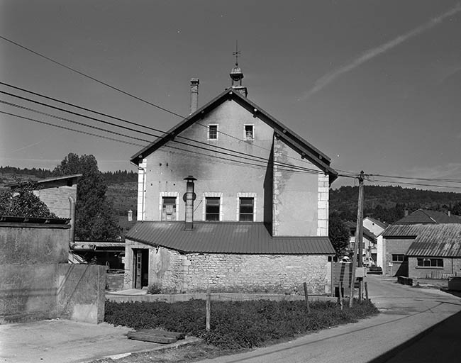 Façade sud. L'appentis, adossé à cette façade, abritait autrefois la machine à vapeur. © Yves Sancey / Région Bourgogne-Franche-Comté, Inventaire du patrimoine - 1997 Façade sud. L'appentis, adossé à cette façade, abritait autrefois la machine à vapeur. © Yves Sancey / Région Bourgogne-Franche-Comté, Inventaire du patrimoine - 1997