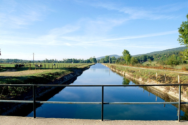 Le canal d'amenée depuis la prise d'eau. © Yves Sancey / Région Bourgogne-Franche-Comté, Inventaire du patrimoine - 1997