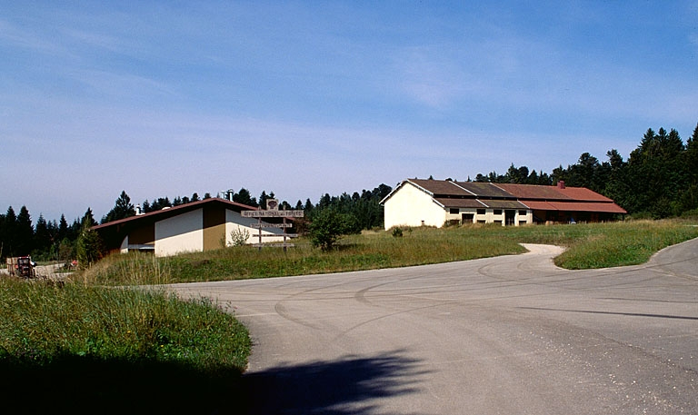 Vue d'ensemble de la sécherie de graines de feuillus et de l'ancienne ferme de Montrainçon. © Yves Sancey / Région Bourgogne-Franche-Comté, Inventaire du patrimoine - 1997